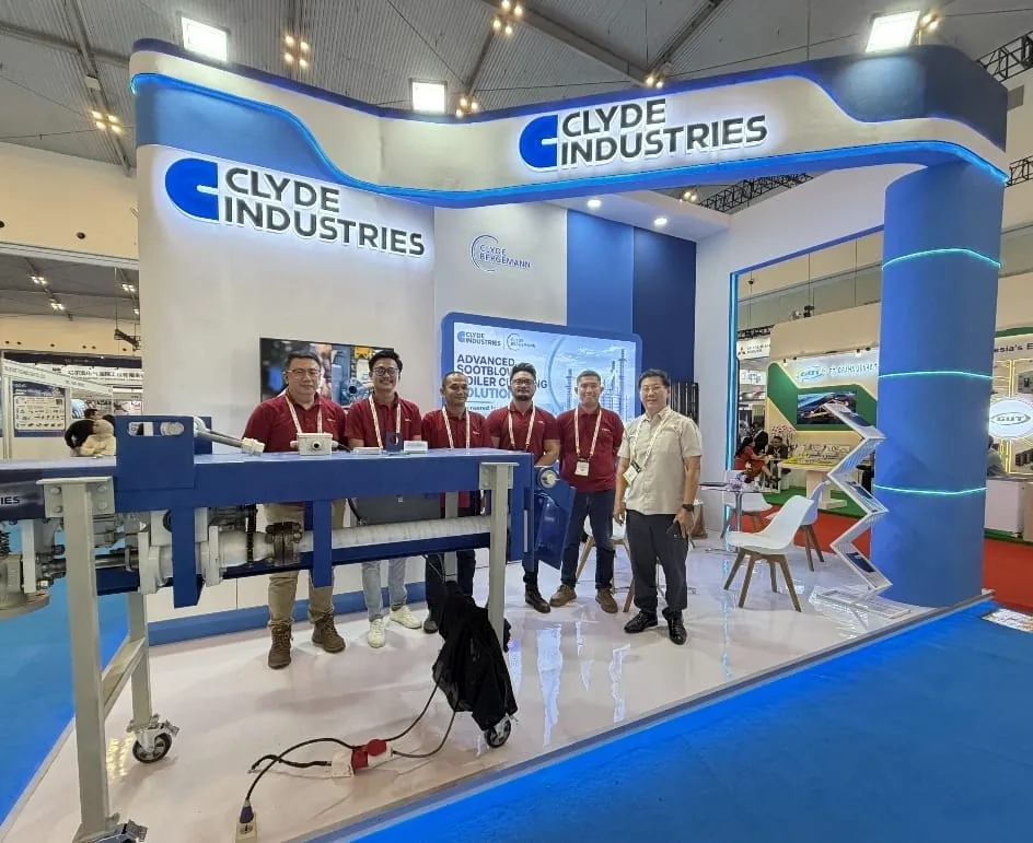 Agustinus Tjhay bersama tim teknis PT Clyde Industries Indonesia di stan Enlit Asia 2026, ICE BSD
